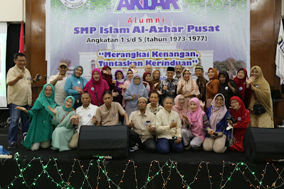 Alumni 1977 berfoto bersama guru