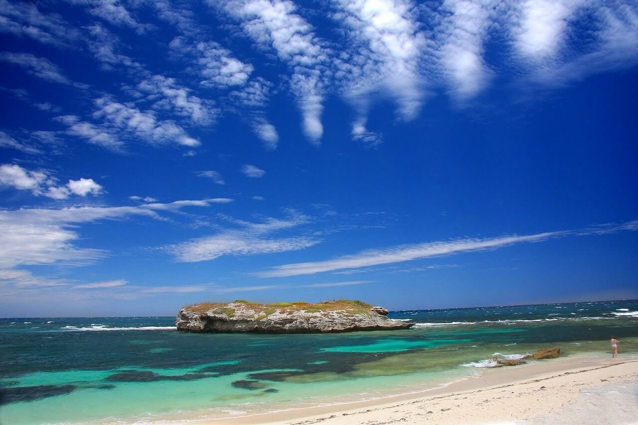 大自然の砂浜と海モートン島 ©otokuinfoaustralia.com