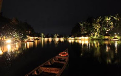 Pemandangan malam hari danau sampireun