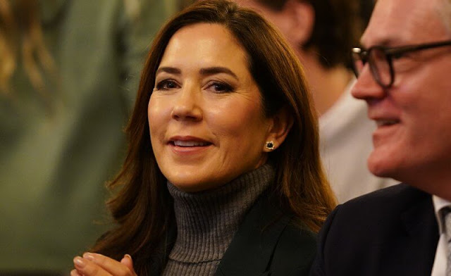 Crown Princess Mary wore a green wool suit blazer by Massimo Dutti. Princess wore a grey turtle-neck sweater, jumper