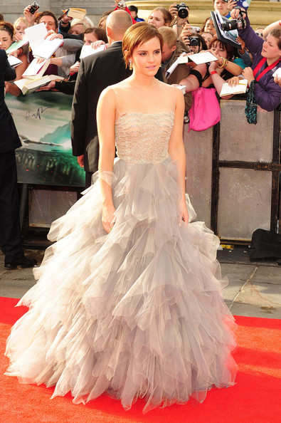 EMMA WATSON con vestido de Oscar de la Renta y chaqueta blanca 