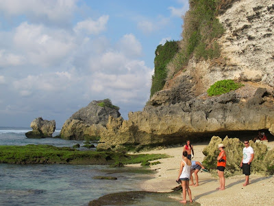 Ini Dia Pantai Dengan Tebing Dan Karang Cantik Di Bali [ www.BlogApaAja.com ]