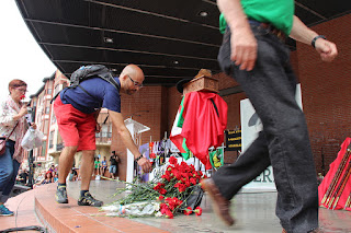 Miles de personas participan en el homenaje póstumo a Periko Solabarria