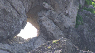 窓岩の三日月型にあいた穴