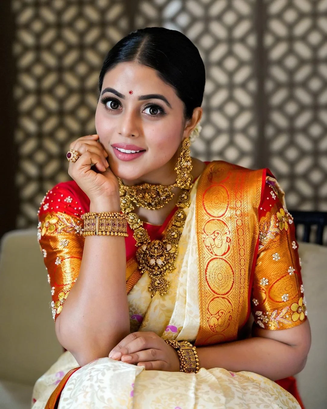 Actress Shamna Kasim  looks elegant in Traditional Saree