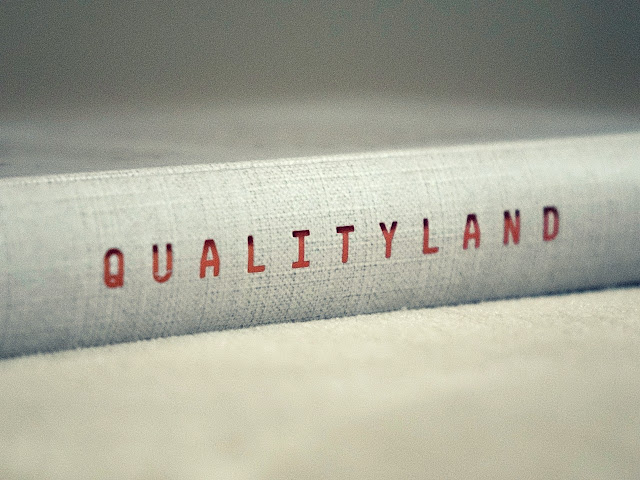 QualityLand - hřbet knížky