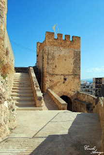 Una de las torres del Castillo de Buñol y escaleras de bajada a la Calle Cid