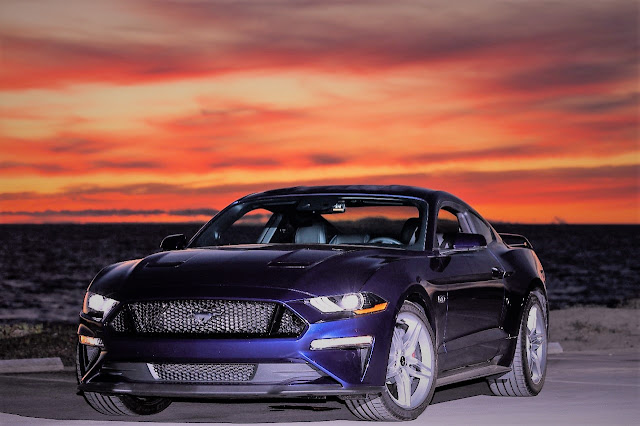 Front 3/4 view of 2018 Ford Mustang GT Premium