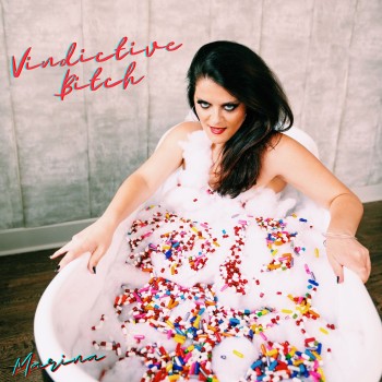 Marina nos envolve em faixa cativante "Vindictive Bitch"