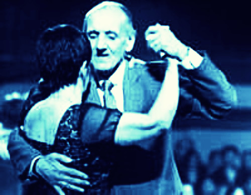 Si quieres aprender a bailar tango debes aprender a caminarlo y caminarlo a tiempo. La caminata es la base del tango. Una vez que tienes trabajada tu postura y tu caminar debes aplicarlos caminando a tiempo. En este post te explico los principios rítmicos básicos para el bailarín para que puedas reconocer la rítmica básica y caminarlo a tiempo.