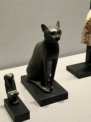 バイエルン州立エジプト美術収集館(Staatliches Museum Ägyptischer Kunst)の猫の石像