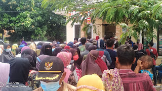 Pembagian BSB-PKH Desa Tanah Merah Langgar Prokes