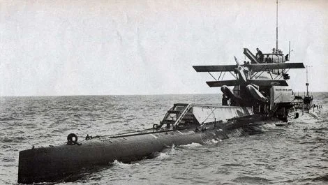 Submarino M-2 preparándose para lanzar su Parnall Peto