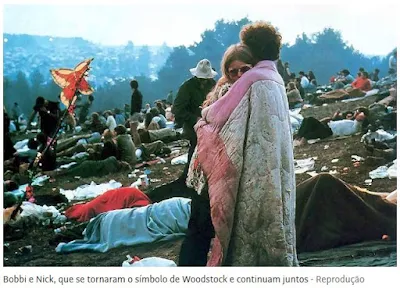 Casal abraçado na famosa foto de Woodstock