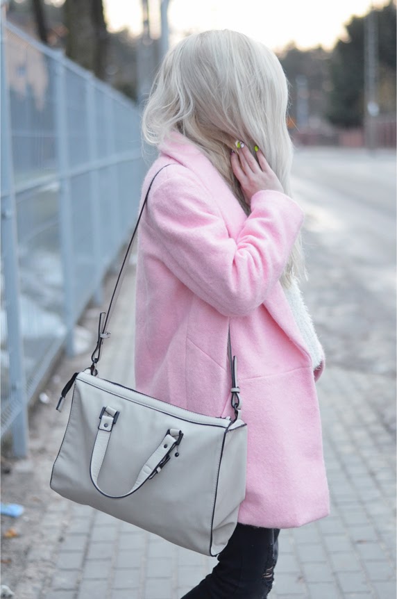  light pink oversize coat, fluffy sweater, ripped jeans, converse