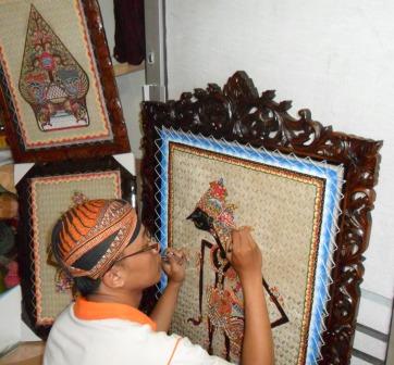  Kerajinan  Wayang Kulit Souvenir Khas Jawa SURYO ART 