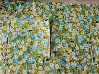 Green floral pocket pinned to one of the side panels of the bag lining