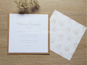 Una invitación cuadrada sencilla con estampado floral pintado de lilas, perfecta para una boda rústica y romántica