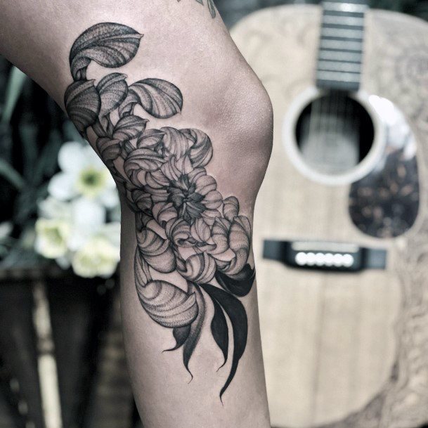 90 tatuagens de crisântemo estilosas para mulheres que amam flores!