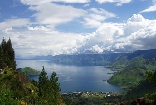   Rute jalan mudah menuju ke Danau Toba   