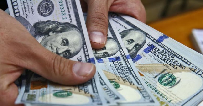 Algunos analistas prevén que el dólar seguirá bajando en 2018 y otros que subirá