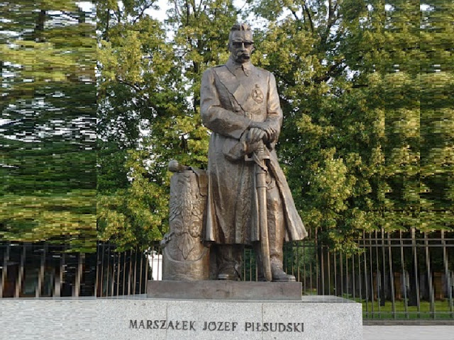 Pomnik Piłsudskiego Warszawa z książki polskiej pisarki - Statua Niepodległości