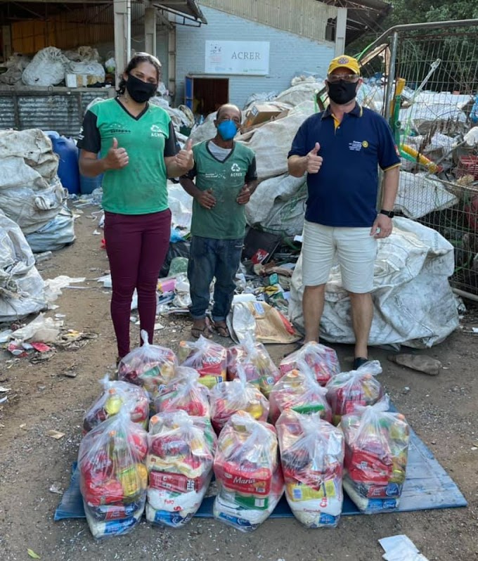 CACHOEIRINHA | Associação de Recicladores recebe a doação de 24 cestas básicas do Rotary Industrial e do Rotary Cachoeirinha