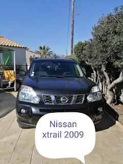 Découvrez le Nissan X-TRAIL sur le Net © image libre de droits Google