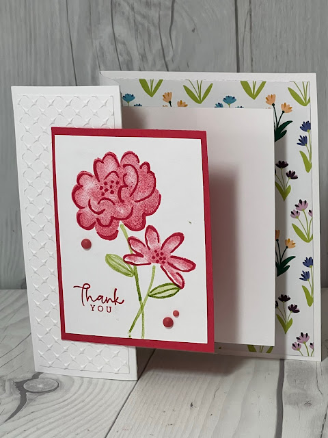 Greeting card with a pop out middle deck using Stampin' Up! Darling Details
