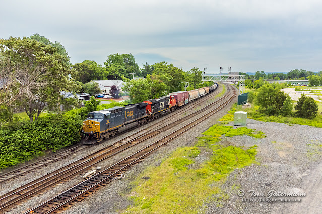 CSXT 39 and CN 2838 are westbound with M367-07 on the North Runner. The Inbound Lead, next to North Runner, diverges from Track 1 here.