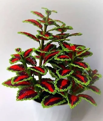 Bem pequenininhos e com muitas opções de formatos e cores essas plantinhas de crochê são lindas opções para decorar qualquer ambiente.
