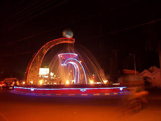 BUndaran Jetakmenjadi taman air dan lampu.