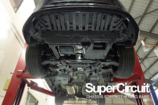 The SUPERCIRCUIT Front Under Brace and Front Lower Brace is installed to the Toyota Harrier XU60.
