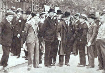 Conde de romanones haciendo cola para votar en las elecciones municipales de 1931