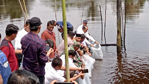 Pengabdian Masyarakat, Dosen Faperta UIR Tebar 6.000 Benih Ikan dan Tanam 400 Pohon di Sungai Mandau