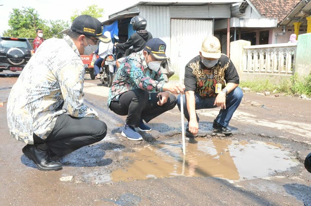 Wabup Sidoarjo  Subandi Sidak Jalan Rusak dan Bangunan Liar di Sepadan Sungai