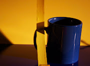 The blue mug easily stood out when infront of the yellow background. (colourp )