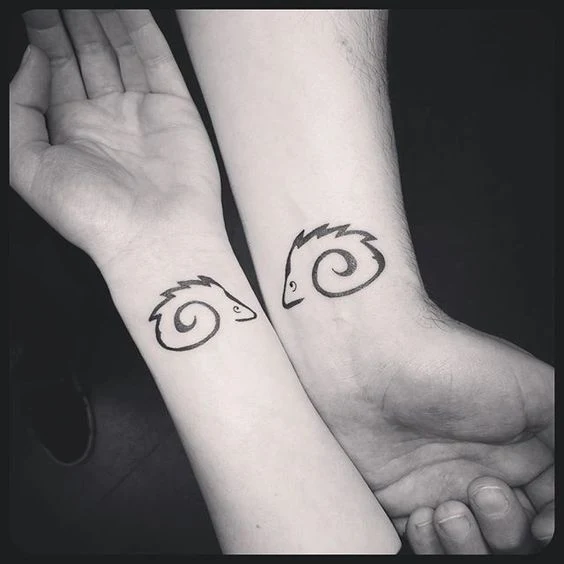 foto del tatuaje de un erizo para mujer