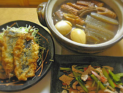 今日の晩ご飯　味噌おでん　イワシのフライ　豚肉と小松菜炒めもの