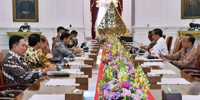 Jokowi Kumpulkan Purnawirawan TNI di Istana, Refly Harun: What's For?