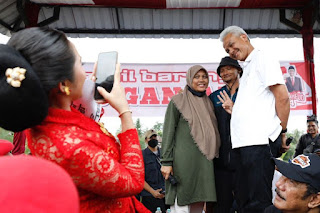 Calon Presiden nomor urut 3 Ganjar Pranowo foto bersama seorang ibu hamil bernama Reni saat menghadiri acara "Jathil Bareng Mas Ganjar” di Kabupaten Sleman, Yogyakarta, Selasa (6/2/2024). ANTARA/TPN Ganjar-Mahfud