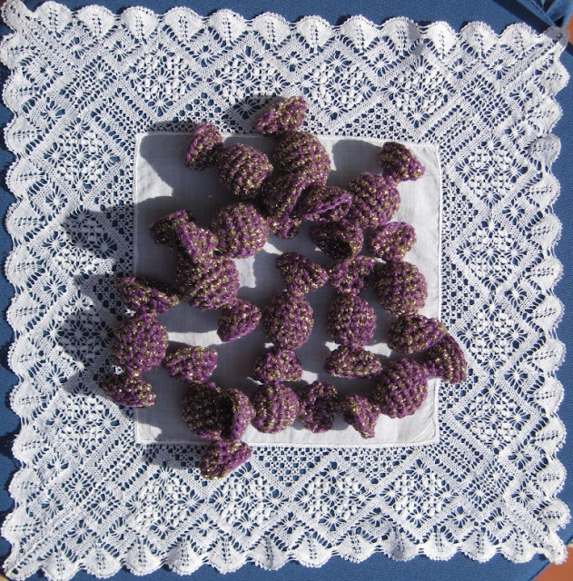 Caramelos amigurumi sobre pañuelo de bolillo