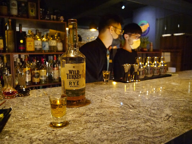 野火雞裸麥威士忌Wild Turkey純裸麥威士忌，是野火雞酒廠向美國首款蒸餾酒(裸麥威士忌)致敬的威士忌,以6~8年野麥威士忌調和