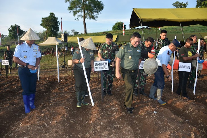 Danrem 141/Toddopuli, Hadir Dalam Kegiatan penanaman Benih Jagung Hibrida dan Bakti Sosial Pangdam XIV/Hsn