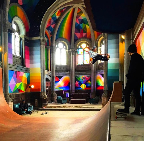 graffiti de Okuda San Miguel en iglesia skatepark 