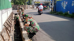 Ciptakan Suasana Asri dan Nyaman, Anggota Kodim 0823 Situbondo Bersihkan Markas