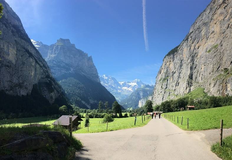 strada ciclopedonale nella valle di Lauterbrunnen