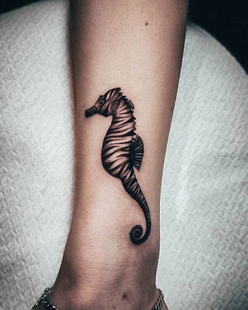 Tatuagem Cavalo-marinho - 45 ideias femininas