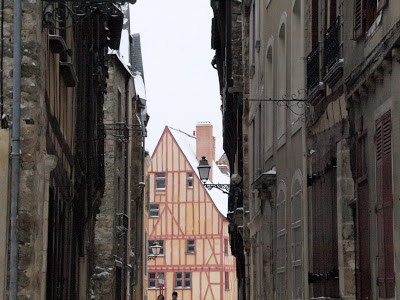 jiemve, ruelle, maison du pilier rouge