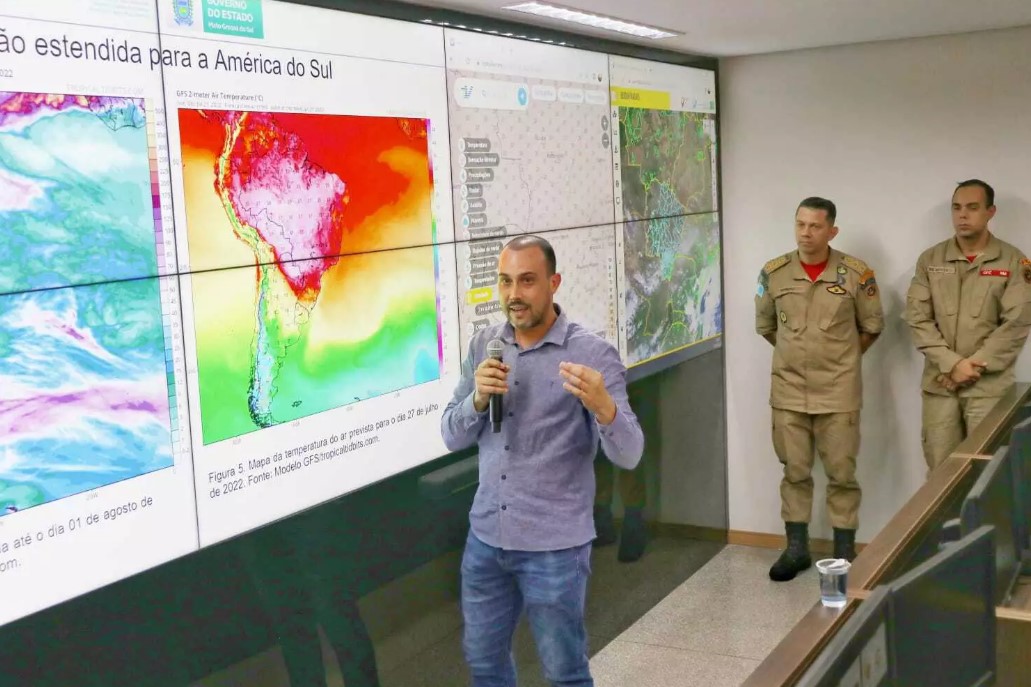 Grupo técnico explicando situações de alerta do clima ©Paulo Francis